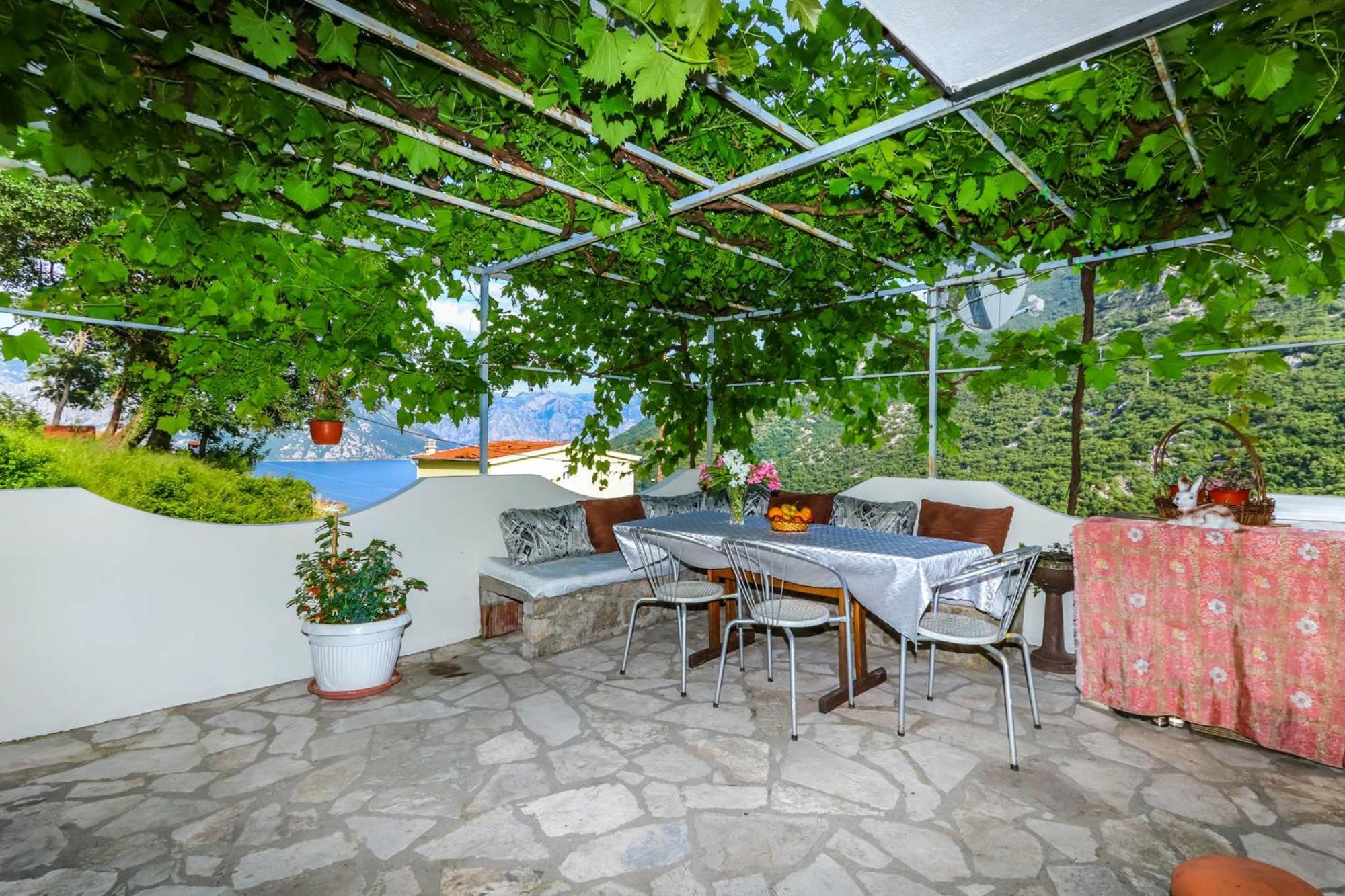 Apartments Zeko Morinj Bagian luar foto